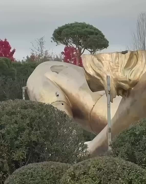 В «Парке Облаков» идет активная работа по созданию новой инсталляции – скульптуры, которая изобразит девушку в объятиях планеты