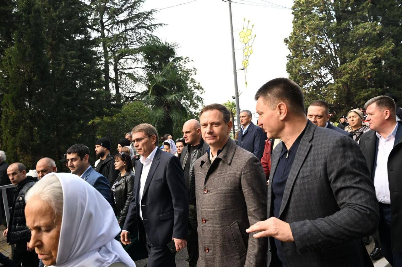 В Сочи состоялся общеепархиальный Крестный ход, приуроченный ко дню небесного покровителя курорта Архистратига Михаила В Сочи состоялся общеепархиальный Крестный ход, приуроченный ко дню небесного покровителя курорта Архистратига Михаила