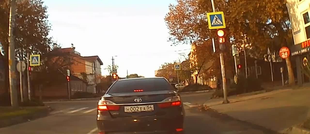 12345. Сотрудники полиции Анапы привлекли к ответственности водителя автомобиля Тойота Камри, проехавшего перекресток на запрещающий сигнал светофора Информация об инциденте была размещена на канале «Анапа Движение» В...