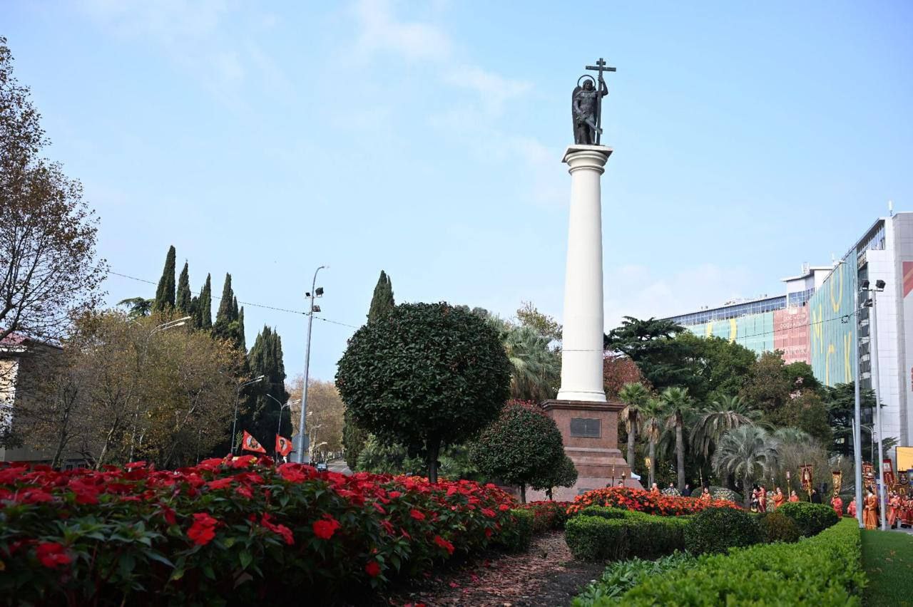 В Сочи состоялся общеепархиальный Крестный ход, приуроченный ко дню небесного покровителя курорта Архистратига Михаила В Сочи состоялся общеепархиальный Крестный ход, приуроченный ко дню небесного покровителя курорта Архистратига Михаила