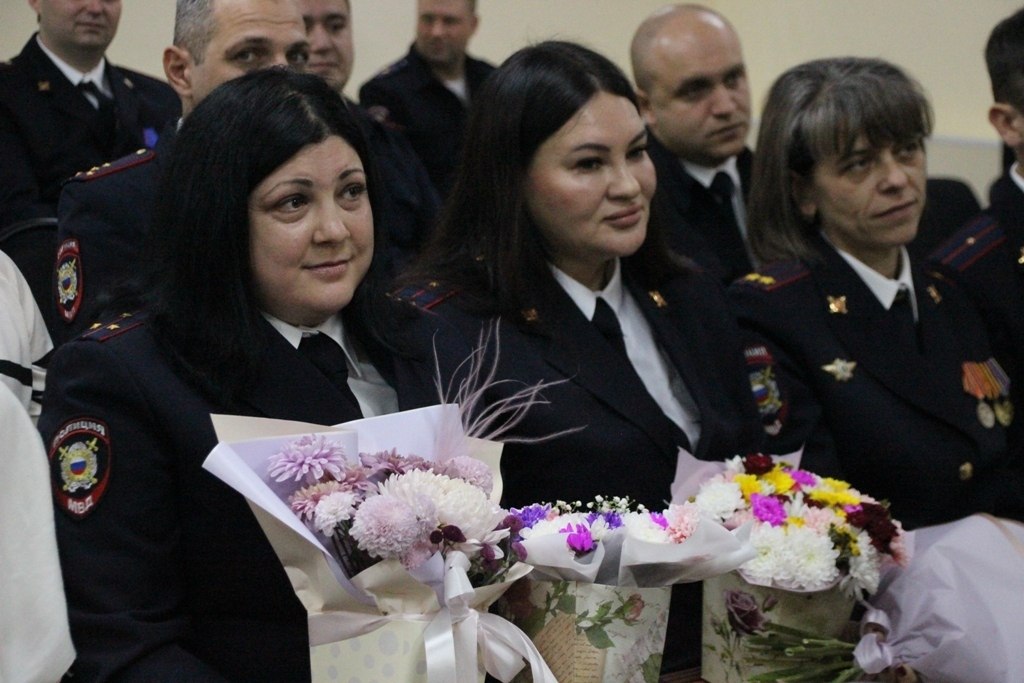 Глава Ейского района Роман Бублик наградил лучших участковых Глава Ейского района Роман Бублик наградил лучших участковых