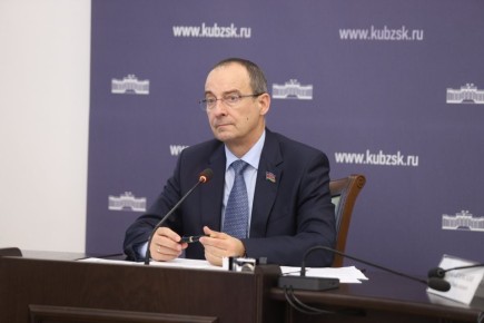 Председатель ЗСК Юрий Бурлачко провел еженедельную депутатскую планерку, в рамках которой были рассмотрены итоги реализации краевых госпрограмм за 9 месяцев 2025 года