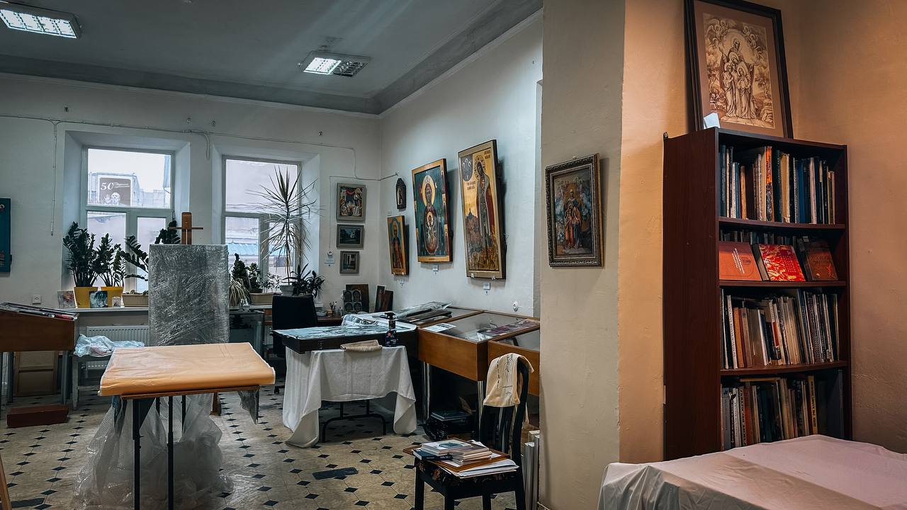 Икону, которую нашли на Бугазской косе, передали на реставрацию Икону, которую нашли на Бугазской косе, передали на реставрацию