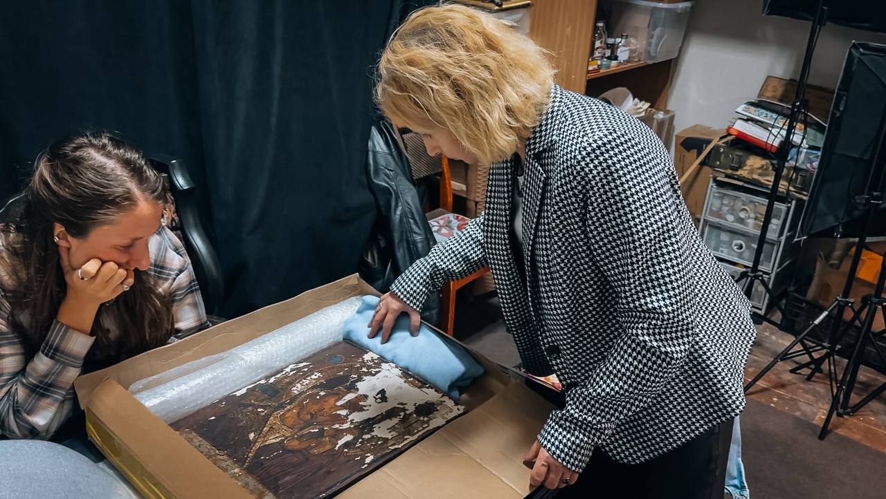 Икону, которую нашли на Бугазской косе, передали на реставрацию Икону, которую нашли на Бугазской косе, передали на реставрацию