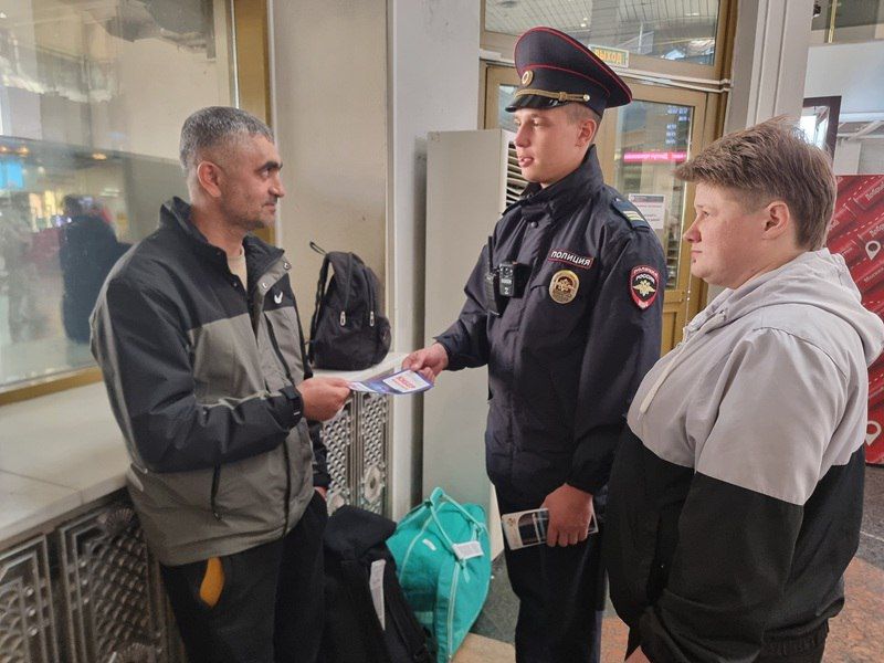 Сотрудники транспортной полиции Краснодара рассказали гражданам, как защититься от мошенников