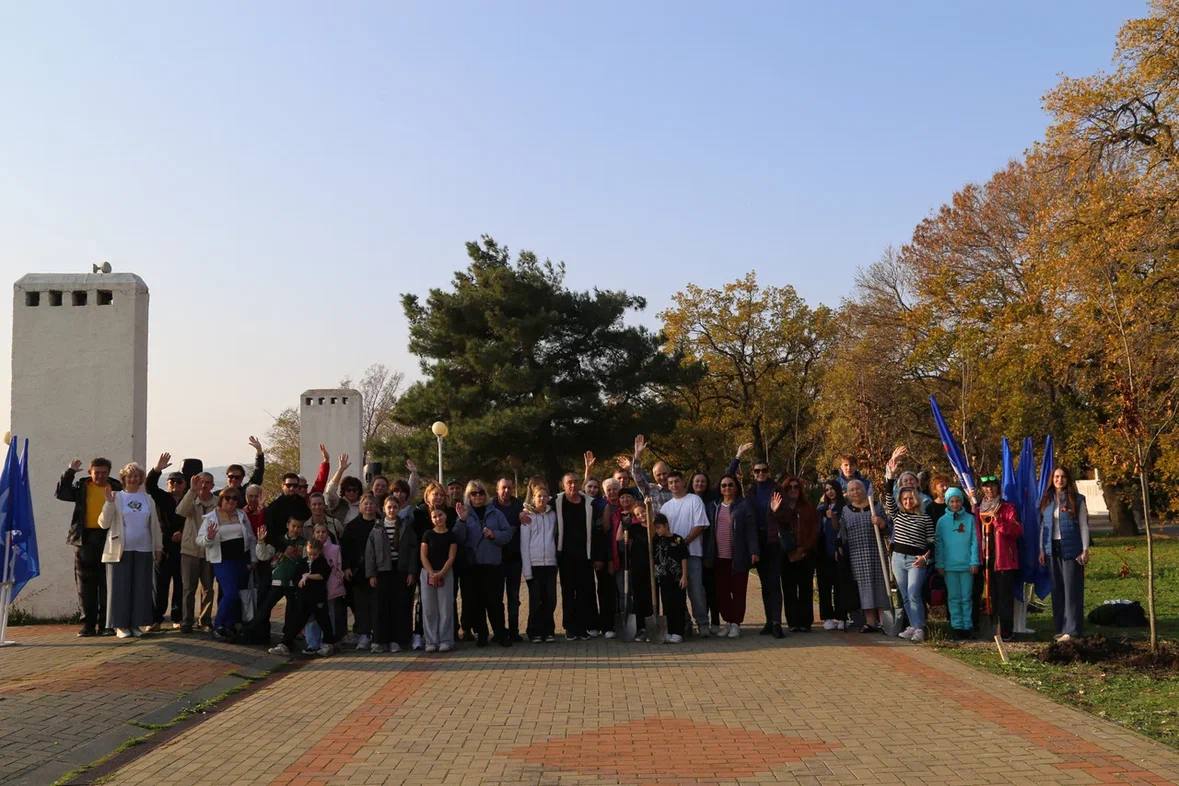 Зеленый Геленджик. На городской набережной, у памятника морякам-торпедникам, состоялась закладка новой аллеи Зеленый Геленджик. На городской набережной, у памятника морякам-торпедникам, состоялась закладка новой аллеи