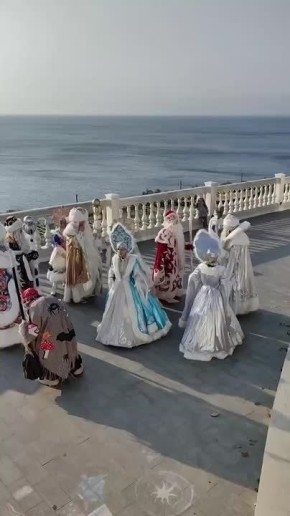 Пора зажигать!. Далеко не у всех уже появилось новогоднее настроение, но те, у кого оно есть, с радостью им делятся