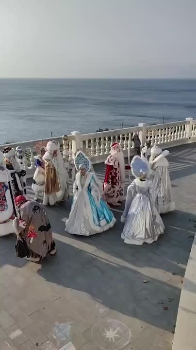 Пора зажигать!. Далеко не у всех уже появилось новогоднее настроение, но те, у кого оно есть, с радостью им делятся