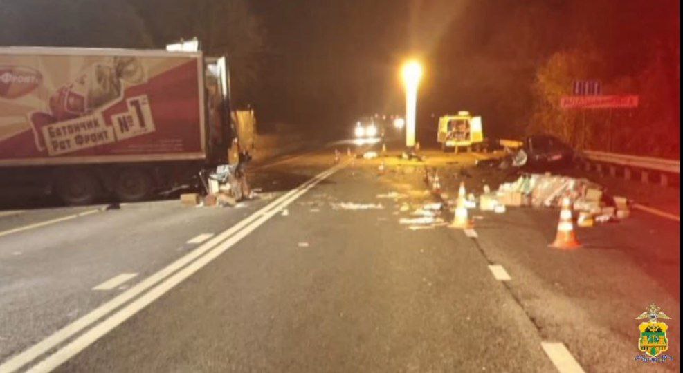 «Лада» вылетела на встречку и попала под грузовик Туапсинском районе — 4 человека погибли