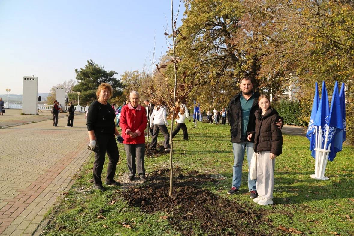 Зеленый Геленджик. На городской набережной, у памятника морякам-торпедникам, состоялась закладка новой аллеи Зеленый Геленджик. На городской набережной, у памятника морякам-торпедникам, состоялась закладка новой аллеи