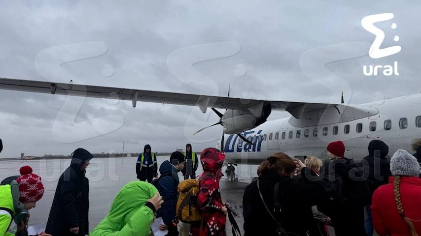 Пять семей из Сургута ночевали в аэропорту Сочи из-за представительницы "Ютэйра", которая слишком долго вбивала их данные в систему.