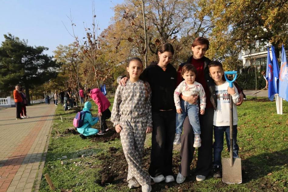 Зеленый Геленджик. На городской набережной, у памятника морякам-торпедникам, состоялась закладка новой аллеи Зеленый Геленджик. На городской набережной, у памятника морякам-торпедникам, состоялась закладка новой аллеи