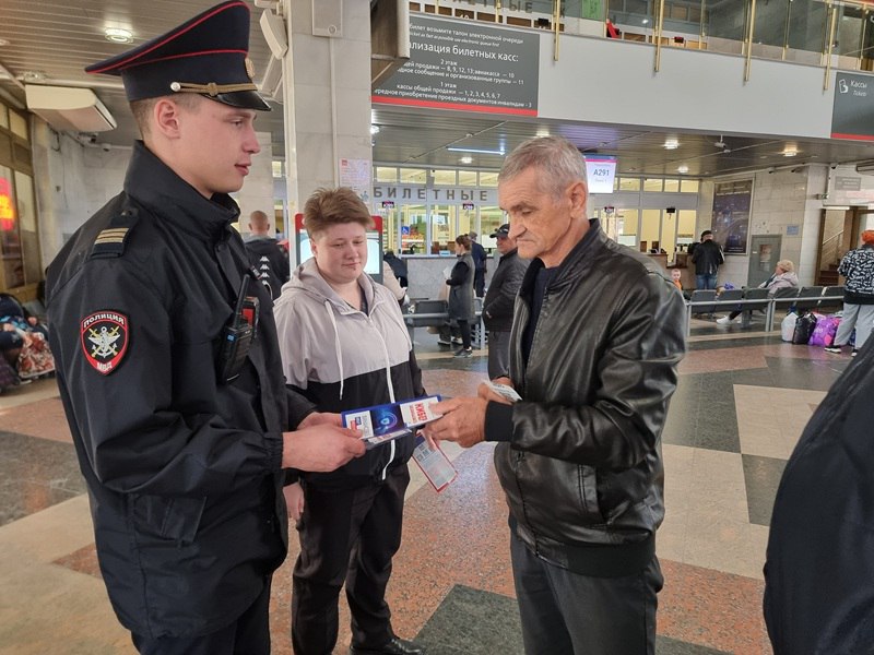Сотрудники транспортной полиции Краснодара рассказали гражданам, как защититься от мошенников Сотрудники транспортной полиции Краснодара рассказали гражданам, как защититься от мошенников