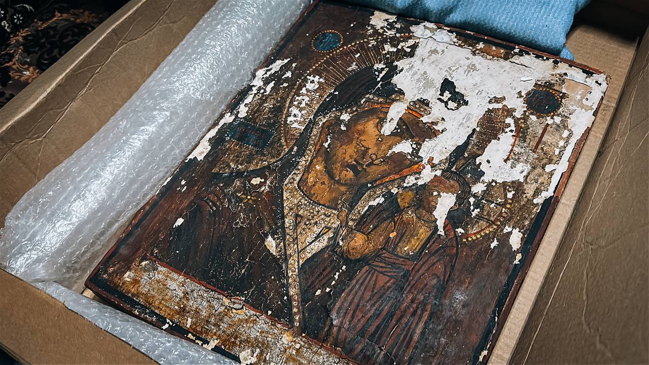 Икону, которую нашли на Бугазской косе, передали на реставрацию Икону, которую нашли на Бугазской косе, передали на реставрацию