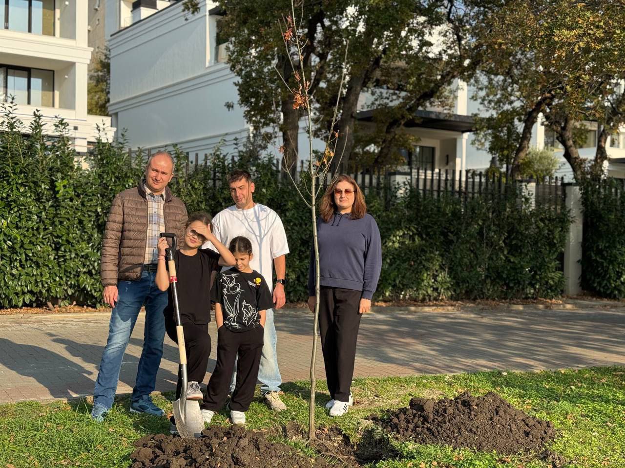 Зеленый Геленджик. На городской набережной, у памятника морякам-торпедникам, состоялась закладка новой аллеи Зеленый Геленджик. На городской набережной, у памятника морякам-торпедникам, состоялась закладка новой аллеи