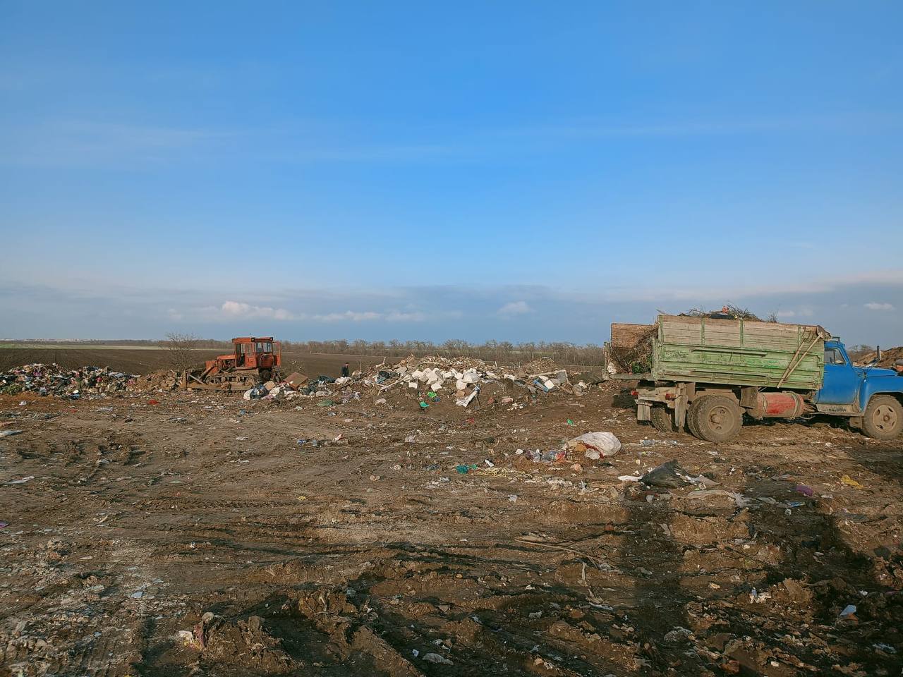 В рамках еженедельного мониторинга состояния полигона ТКО в поселке Симоновка сегодня состоялся комиссионный выезд на объект с участием представителей городской администрации и комбината коммунально-бытовых услуг