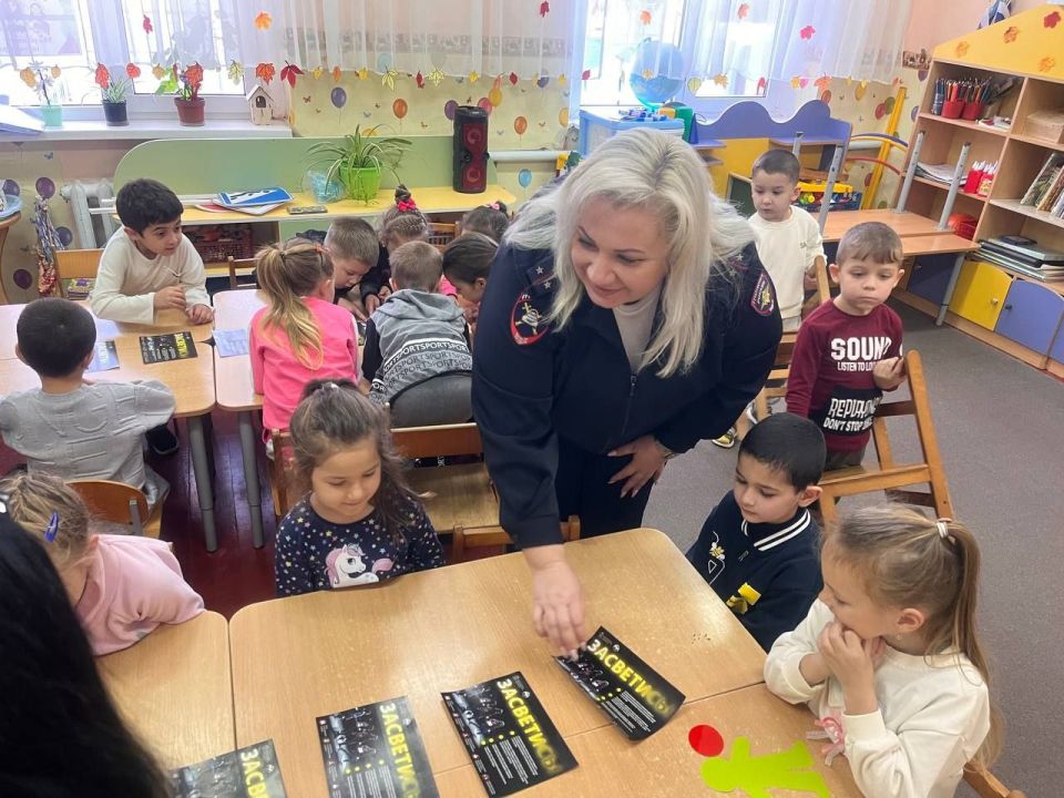 Сотрудники Госавтоинспекции Горячего ключа провели мастер-класс по изготовлению световозвращающих элементов для воспитанников одного из детских садов