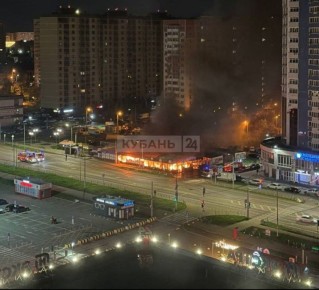 Пламя охватило этим утром ярморочный павильон в Краснодаре