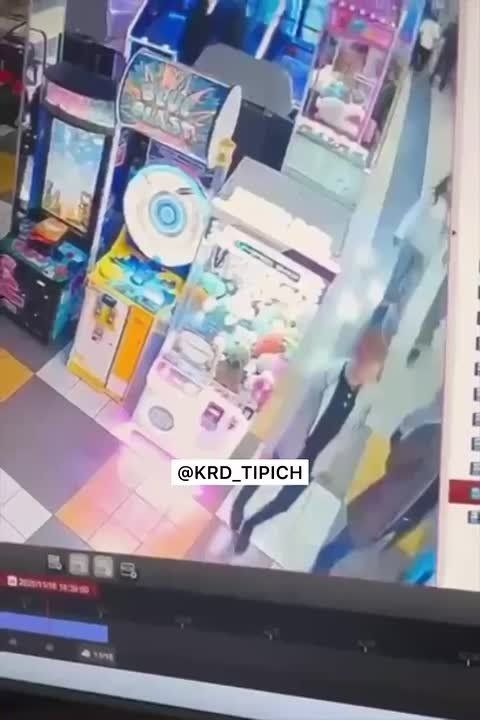 Ручная работа. Неизвестный мужчина буквально потряс аппарат с игрушками ручной работы