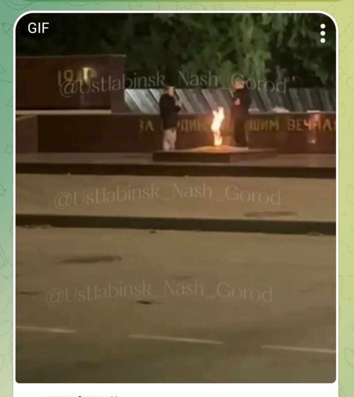 В ходе мониторинга сети Интернет сотрудниками полиции выявлена публикация, на которой запечатлено как двое подростков жарят еду на пламени «Вечного огня» в городе Усть-Лабинске
