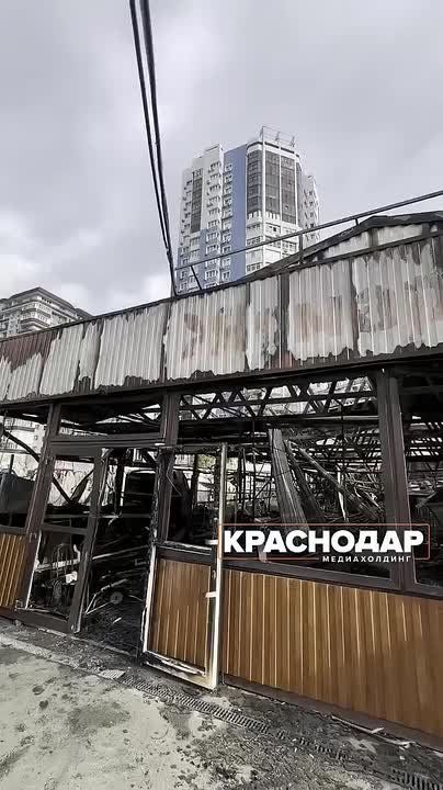 «Вчера еще закупался на этом рынке»: показываем, как выглядит сгоревшая ярмарка в Краснодаре