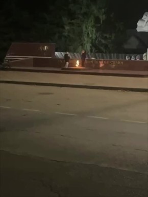 Подростки жарили еду на Вечном огне в Усть-Лабинске