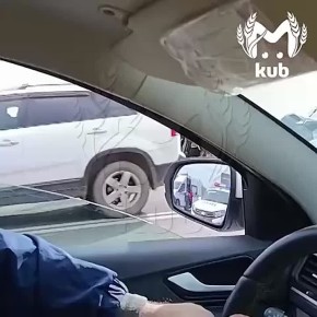 Машина вылетела за отбойник после столкновения с минивэном на Энемском мосту