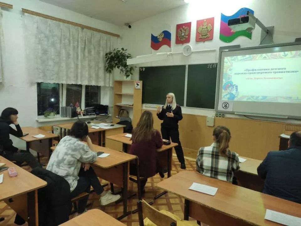 Сотрудники Госавтоинспекции приняли участие в родительском собрании, проведённом в МБОУ СОШ № 9 г.Армавира