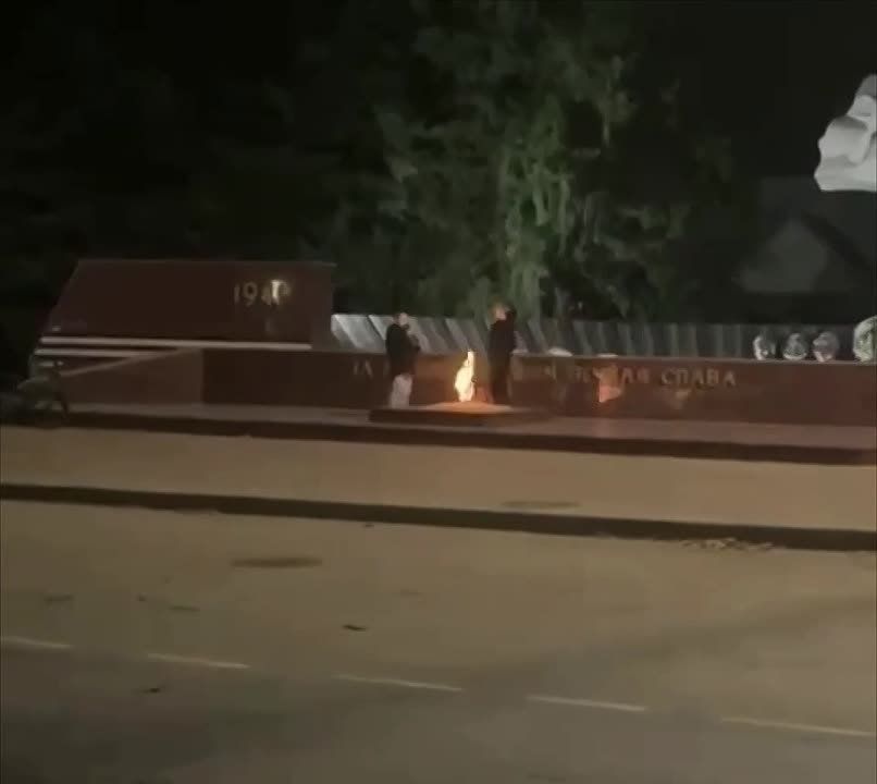 Двое подростков пожарили еду на "Вечном огне" в кубанском Усть-Лабинске, МВД ведет проверку