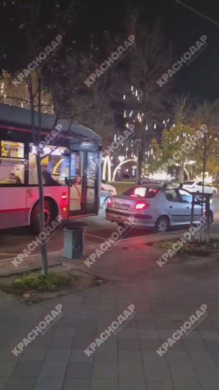 ДТП заблокировало остановку на улице Красной