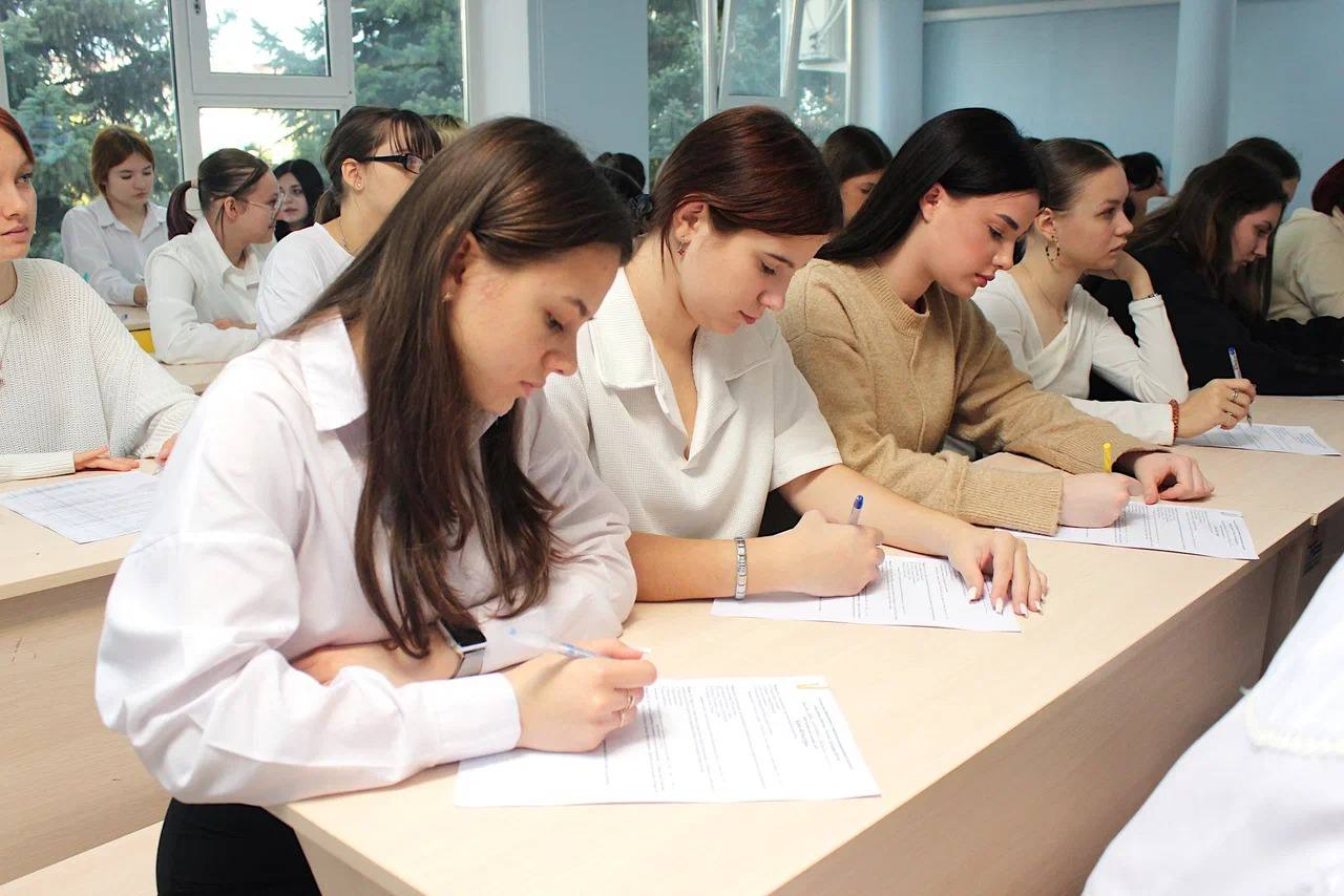 Анапские студенты присоединились к всероссийскому диктанту «Моя любовь, душа моя – Россия!» Анапские студенты присоединились к всероссийскому диктанту «Моя любовь, душа моя – Россия!»