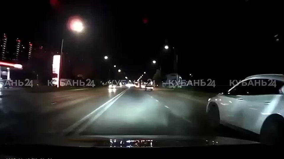 Вылетел на встречку и загорелся: момент ночного ДТП в Краснодаре попал на видео