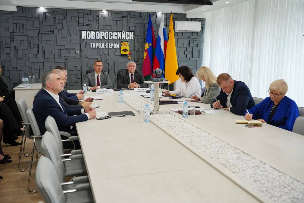 Андрей Кравченко: Совместно с председателем городской Думы Андреем Павловичем Антоновым приняли участие в парламентских слушаниях по проекту бюджета Краснодарского края на 2026 год и плановый период 2027-2028 годы