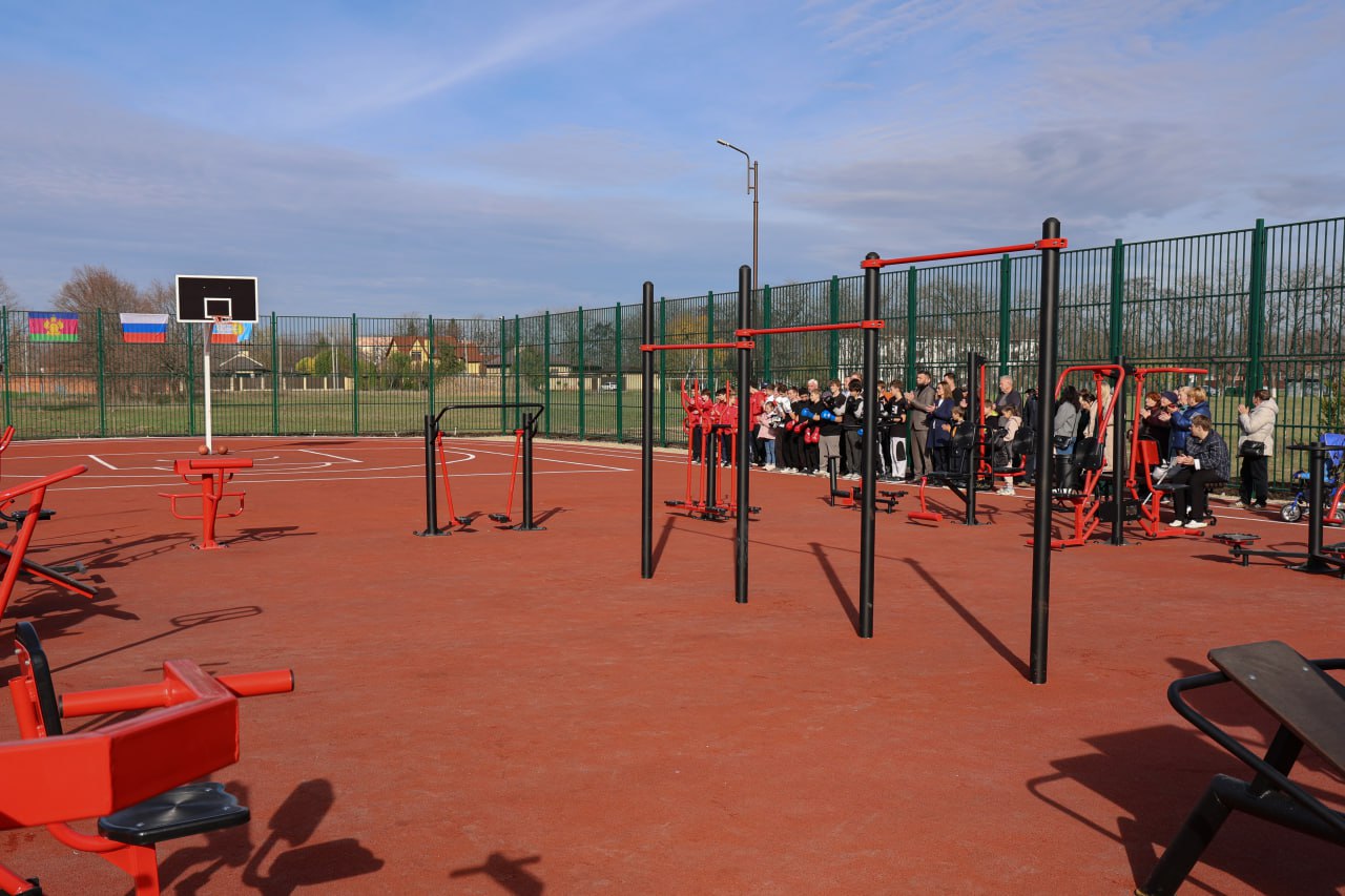 В ПОСЕЛКЕ «ВОСТОК» ОТКРЫЛИ СПОРТИВНУЮ ПЛОЩАДКУ В РАМКАХ «ИНИЦИАТИВНОГО БЮДЖЕТИРОВАНИЯ»