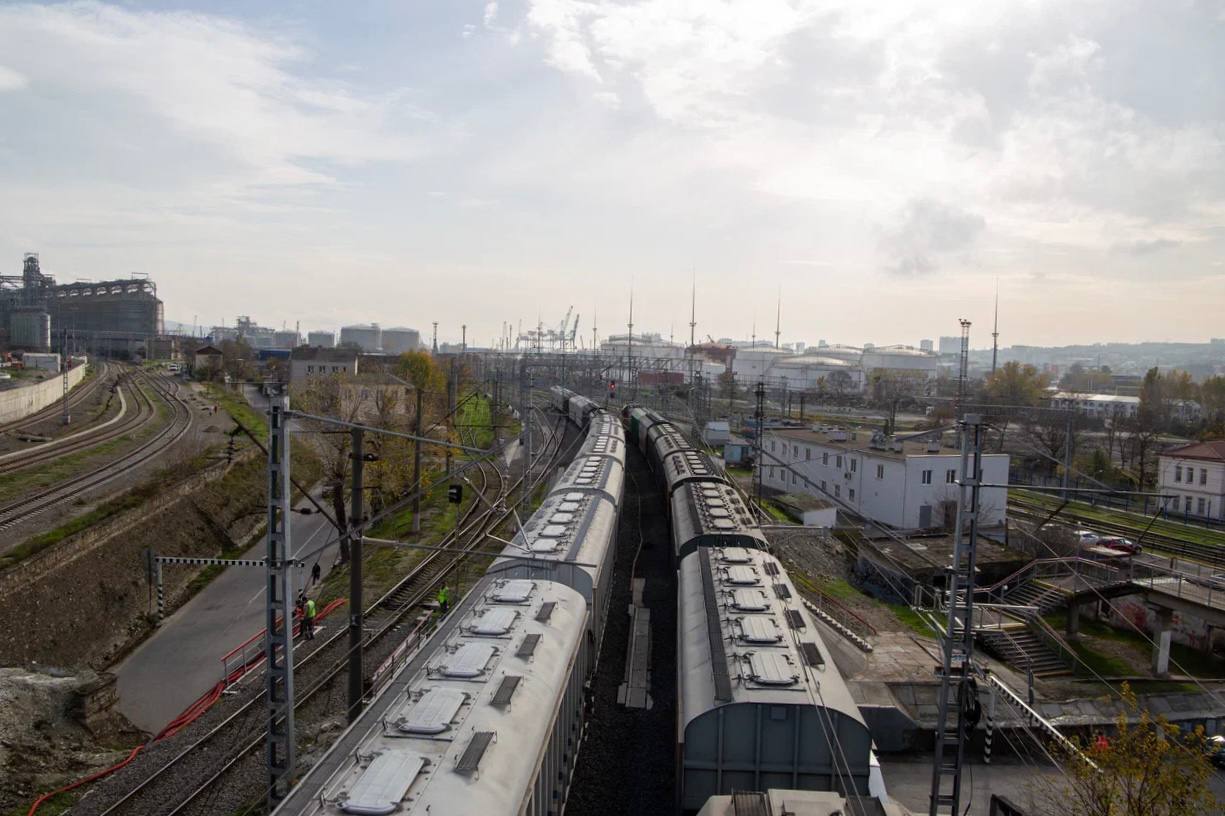 Андрей Кравченко: Сегодня запущено движение по двум главным путям на участке Северо-Кавказской железной дороги от блокпоста Кирилловский до парка «Нижний» Андрей Кравченко: Сегодня запущено движение по двум главным путям на участке Северо-Кавказской железной дороги от блокпоста Кирилловский до парка «Нижний»