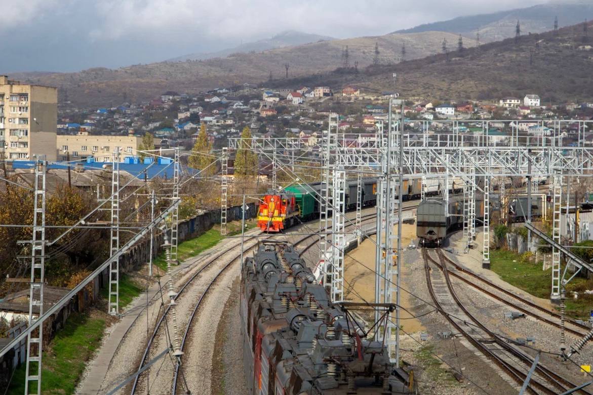 Андрей Кравченко: Сегодня запущено движение по двум главным путям на участке Северо-Кавказской железной дороги от блокпоста Кирилловский до парка «Нижний»