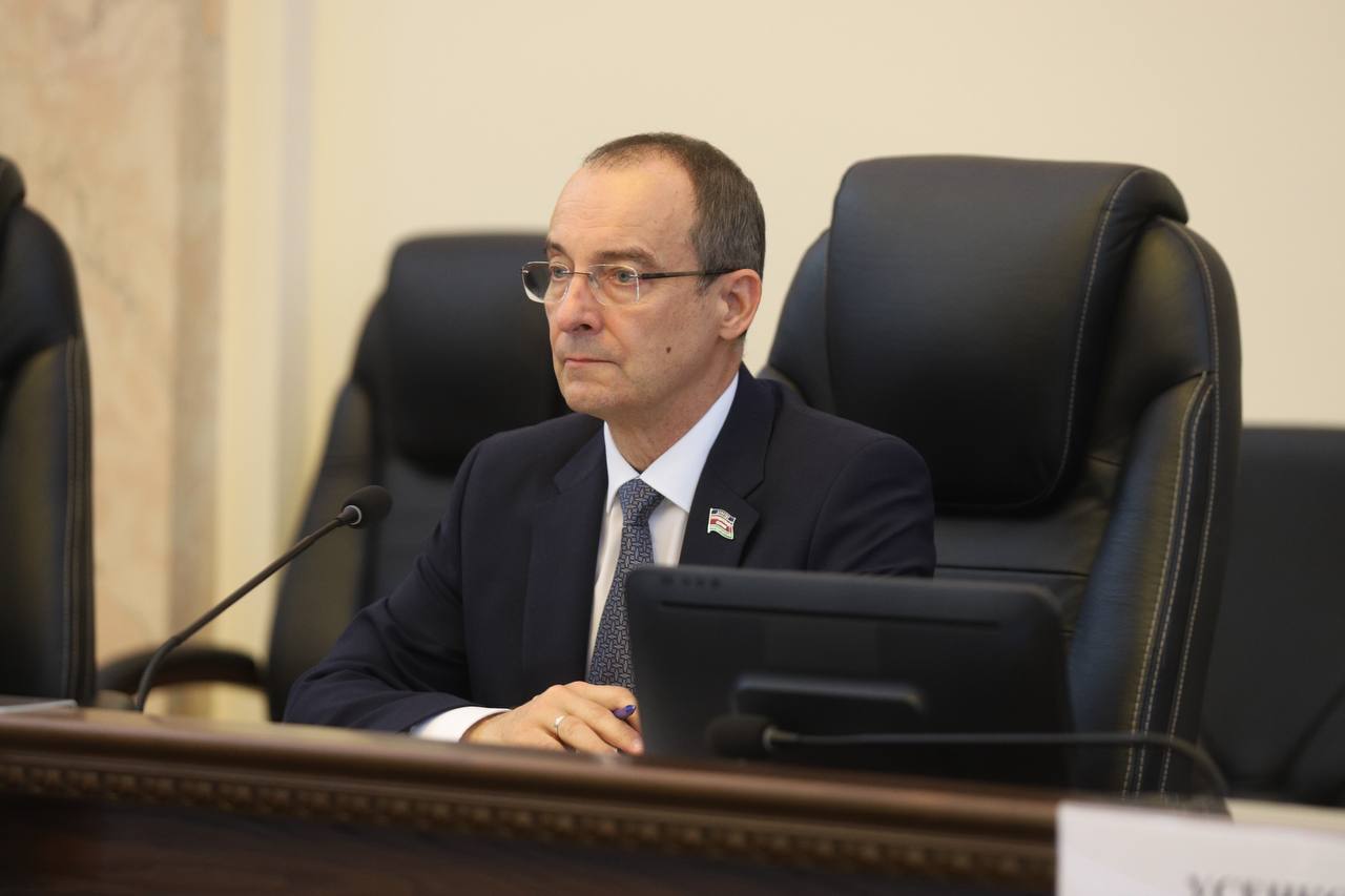 Юрий Бурлачко провел парламентские слушания по законопроекту о краевом бюджете на 2026 год и плановый период 2027 и 2028 годов