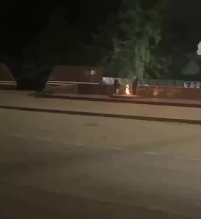 Перекусили на мемориале: в краснодарском Усть-Лабинске двое братьев 9 и 7 лет пожарили еду на Вечном огне