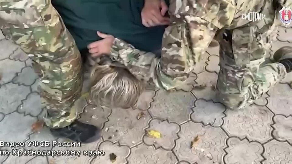 В Новороссийске задержали лишенного сана священника, вербовавшего людей в "Русский добровольческий корпус" (запрещенная в России террористическая организация), сообщили в УФСБ России по Краснодарскому краю