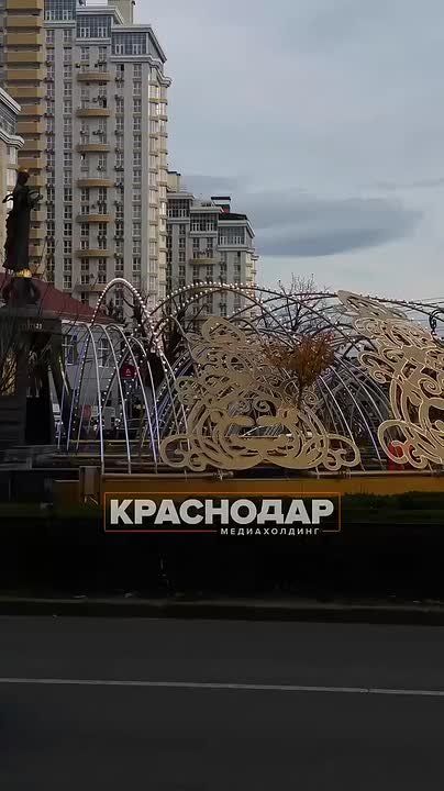 На Красной снова запустили новогоднее освещение!