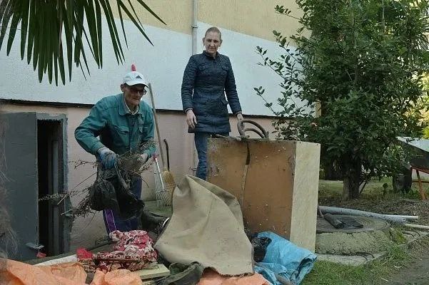 В Сочи продолжаются работы по расчистке подвалов многоквартирных домов