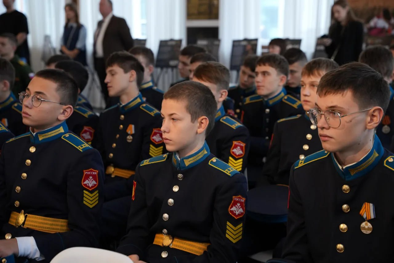 В Доме журналистики провели встречу с Героем России Олегом Суворовым В Доме журналистики провели встречу с Героем России Олегом Суворовым