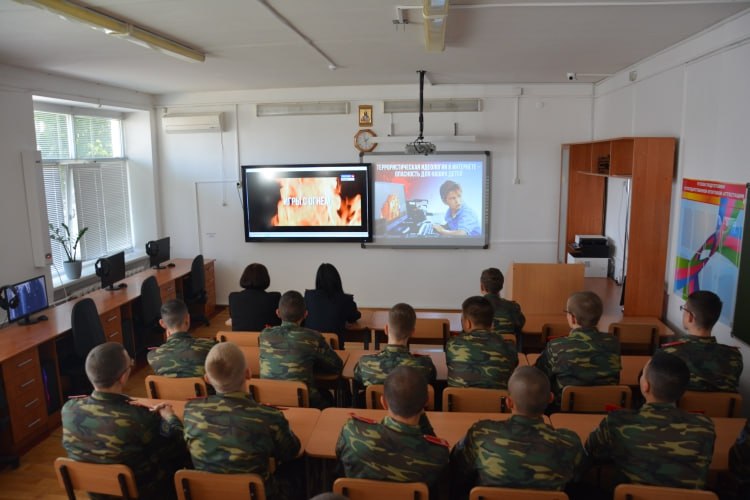 Транспортные полицейские провели для кадет антитеррористическую беседу Транспортные полицейские провели для кадет антитеррористическую беседу