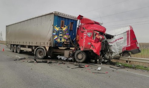 Выезд на полосу встречного движения стал причиной ДТП в Красноармейском районе, в котором 2 человека погибли и 1 пострадал