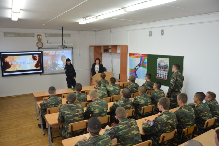 Транспортные полицейские провели для кадет антитеррористическую беседу Транспортные полицейские провели для кадет антитеррористическую беседу