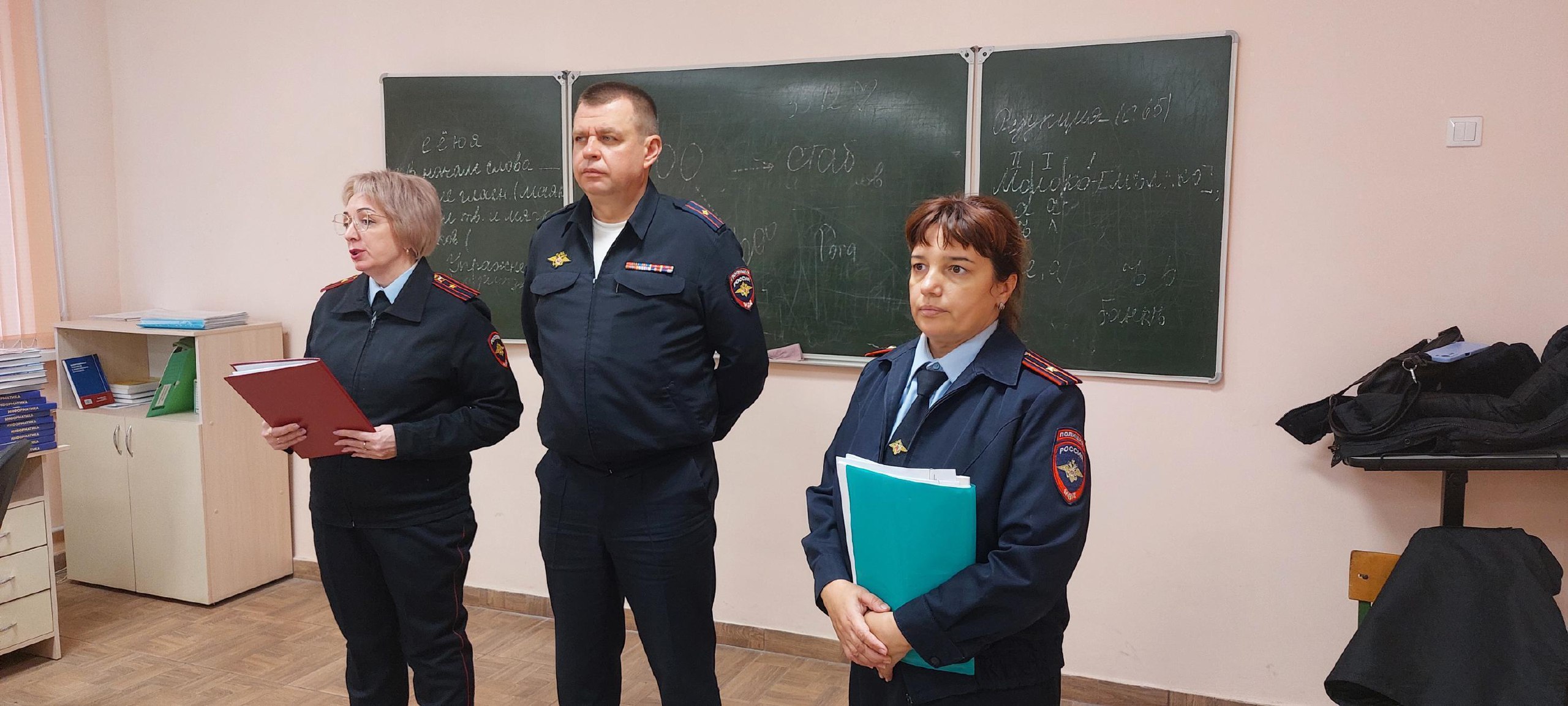 В Ейске полицейские провели мероприятия ко Всемирному дню правовой помощи детям В Ейске полицейские провели мероприятия ко Всемирному дню правовой помощи детям