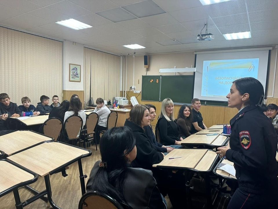 Сотрудники Госавтоинспекции Апшеронского района совместно с педагогами и инспекторами по делам несовершеннолетних организовали консультационную площадку для детей и их родителей