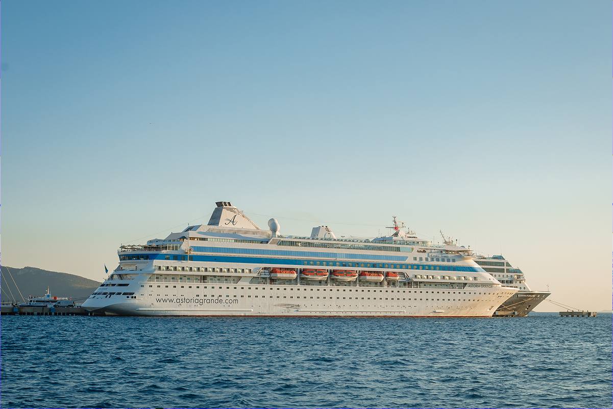 Круизный лайнер Astoria Grande из Сочи не может зайти в порт Стамбула