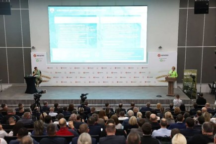 Оксана Лут и Вениамин Кондратьев пообщались с фермерами на выставке «ЮГАГРО-2025»