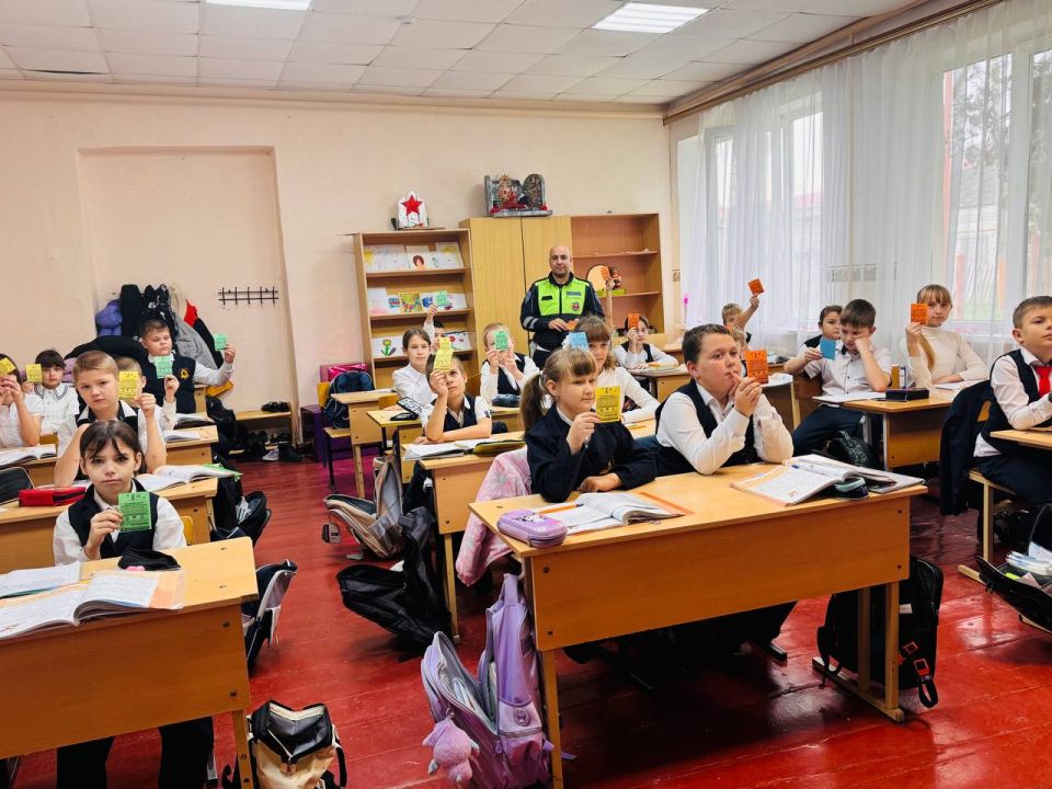 Сотрудники Госавтоинспекции Белоглинского района проводят уроки по БДД в образовательных организациях во Всемирный день ребенка